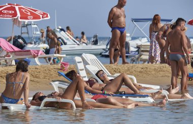 İtalya, Sicilya, Akdeniz, Marina di Ragusa (Ragusa Eyaleti); 25 Ağustos 2019, denizde insanlar - Editörden