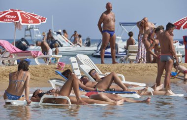 İtalya, Sicilya, Akdeniz, Marina di Ragusa (Ragusa Eyaleti); 25 Ağustos 2019, denizde insanlar - Editörden