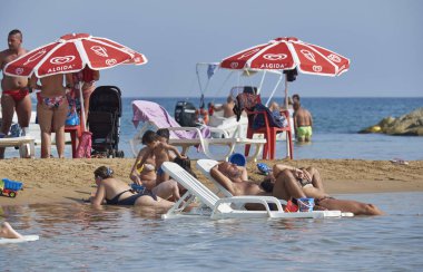 İtalya, Sicilya, Akdeniz, Marina di Ragusa (Ragusa Eyaleti); 25 Ağustos 2019, denizde insanlar - Editörden
