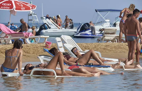 İtalya, Sicilya, Akdeniz, Marina di Ragusa (Ragusa Eyaleti); 25 Ağustos 2019, denizde insanlar - Editörden