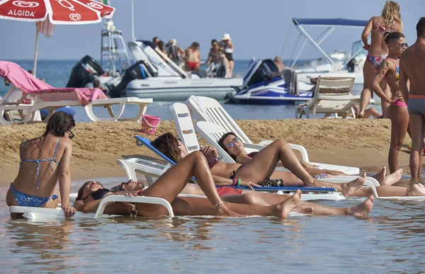 İtalya, Sicilya, Akdeniz, Marina di Ragusa (Ragusa Eyaleti); 25 Ağustos 2019, denizde insanlar - Editörden