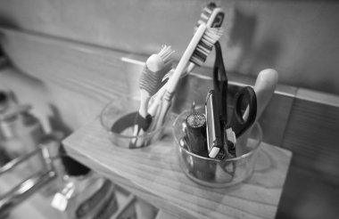 Özel banyo lavabosundaki aksesuarlar ve ürünler.