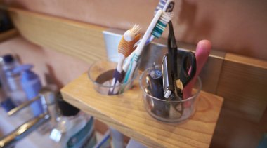 Özel banyo lavabosundaki aksesuarlar ve ürünler.