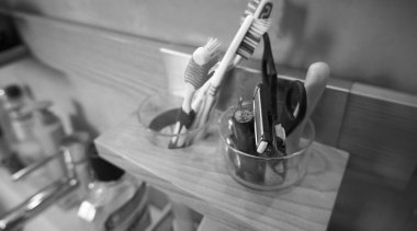 Özel banyo lavabosundaki aksesuarlar ve ürünler.