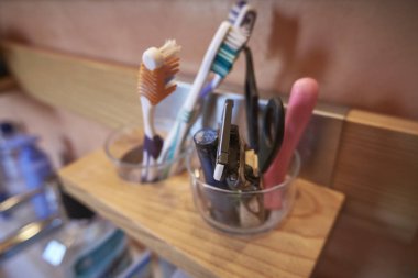 Özel banyo lavabosundaki aksesuarlar ve ürünler.