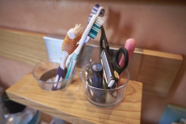 Özel banyo lavabosundaki aksesuarlar ve ürünler.