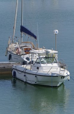 İtalya, Sicilya, Akdeniz, Marina di Ragusa (Ragusa Eyaleti); 27 Ağustos 2019, limanda lüks yatlar - Editörden