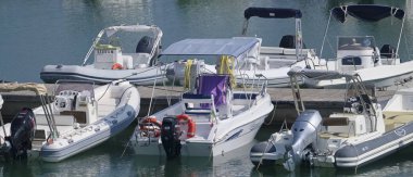 İtalya, Sicilya, Akdeniz, Marina di Ragusa (Ragusa Eyaleti); 28 Ağustos 2019, limanda motorlu tekneler - Editörden