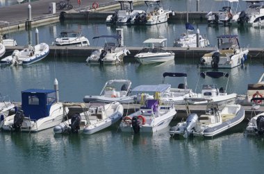 İtalya, Sicilya, Akdeniz, Marina di Ragusa (Ragusa Eyaleti); 28 Ağustos 2019, limanda motorlu tekneler - Editörden