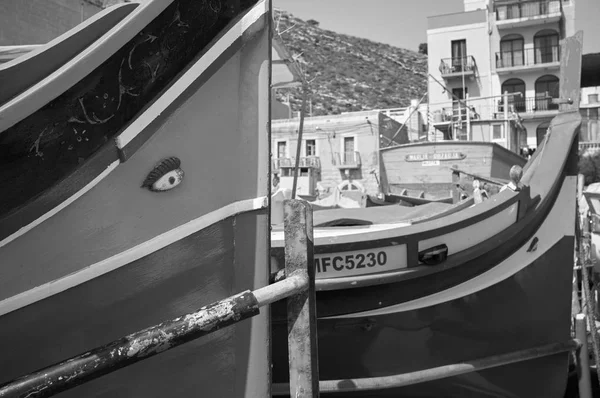 Malta, Gozo Adası, Xlendi kasabası, malta balıkçı tekneleri karaya çıktı