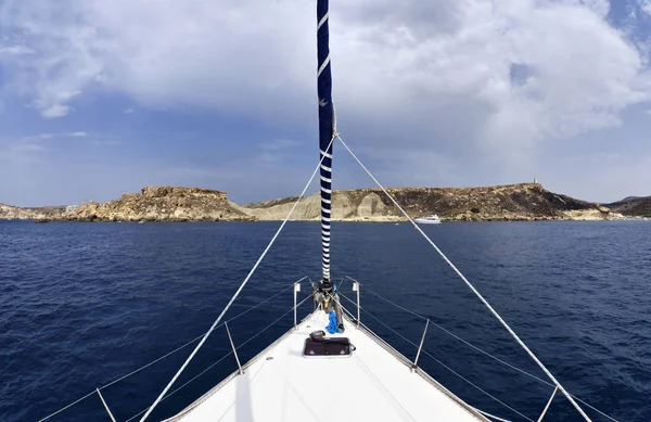马耳他岛 南部海岸线岩石岛和季内伊纳湾从一艘帆船上的视图 — 图库照片