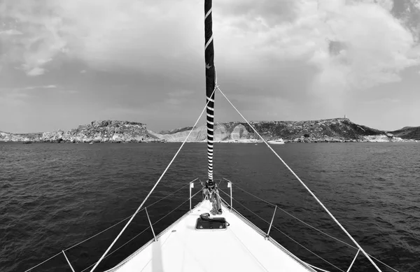 马耳他岛 南部海岸线岩石岛和季内伊纳湾从一艘帆船上的视图 — 图库照片