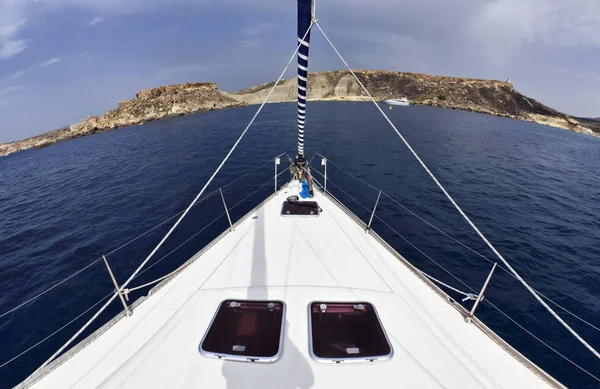 マルタ島 セーリング ボートから島とネイナ湾の南の岩の多い海岸線の眺め — ストック写真