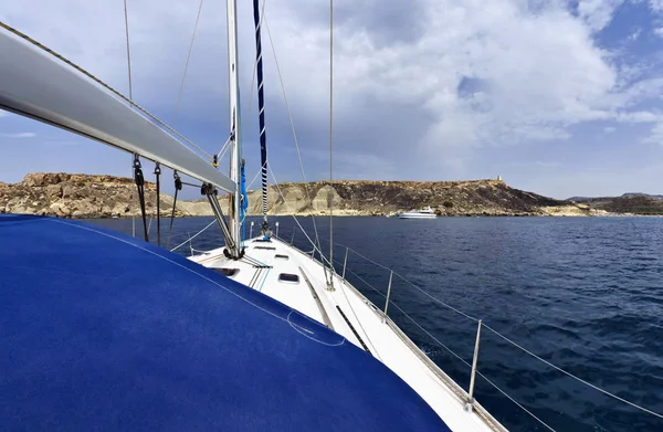 マルタ島 セーリング ボートから島とネイナ湾の南の岩の多い海岸線の眺め — ストック写真