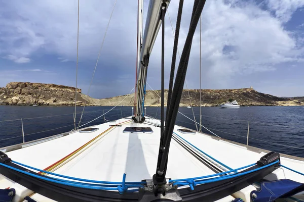 Ostrov Malta Pohled Jižním Pobřeží Zálivu Ostrova Gnejna Plachetnice — Stock fotografie