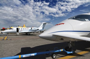 İtalya, Roma, Ciampino Uluslararası Havaalanı; 26 Temmuz 2010, pistte yönetici jetleri - Editörden