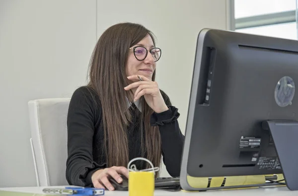 Itália Sicília Ragusa Março 2018 Mulher Trabalhando Com Computador Escritório — Fotografia de Stock