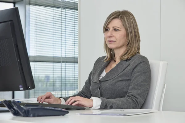 Italien Sizilien Ragusa März 2018 Frau Arbeitet Mit Einem Computer — Stockfoto