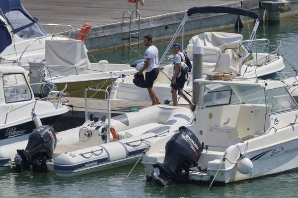 Italien Sizilien Mittelmeer Marina Ragusa August 2019 Menschen Und Motorboote — Stockfoto