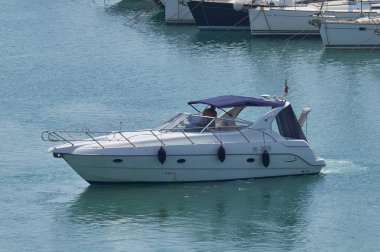 İtalya, Sicilya, Akdeniz, Marina di Ragusa; 31 Ağustos 2019, limanda lüks bir yatta adam - Editörden