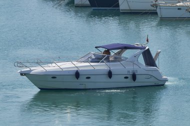 İtalya, Sicilya, Akdeniz, Marina di Ragusa; 31 Ağustos 2019, limanda lüks bir yatta adam - Editörden