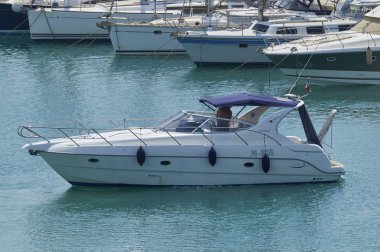 İtalya, Sicilya, Akdeniz, Marina di Ragusa; 31 Ağustos 2019, limanda lüks bir yatta adam - Editörden