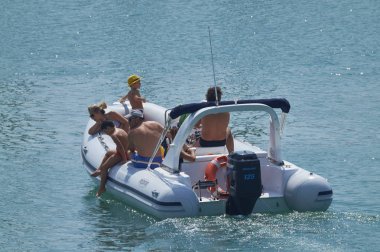 İtalya, Sicilya, Akdeniz, Marina di Ragusa (Ragusa Eyaleti); 31 Ağustos 2019, limanda lastik botta insanlar - Editörden