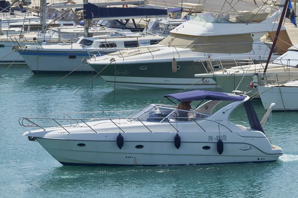 Italien Sicilien Medelhavet Marina Ragusa Augusti 2019 Man Lyxyacht Hamnen — Stockfoto