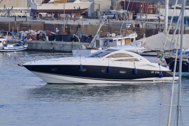 İtalya, Sicilya, Akdeniz, Marina di Ragusa (Ragusa Eyaleti); 31 Ağustos 2019, limanda lüks yat - Editörden