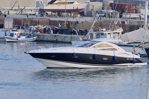 Italien Sicilien Medelhavet Marina Ragusa Provinsen Ragusa Augusti 2019 Lyxyacht — Stockfoto