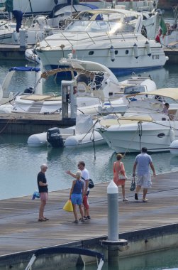 İtalya, Sicilya, Akdeniz, Marina di Ragusa (Ragusa Eyaleti); 1 Eylül 2019' da limanda insanlar, motorlu tekneler ve lüks yatlar - Editörden