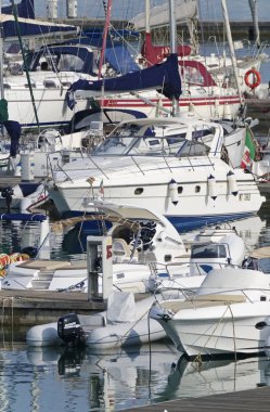 İtalya, Sicilya, Akdeniz, Marina di Ragusa (Ragusa Eyaleti); 1 Eylül 2019, limanda motorlu tekneler ve lüks yatlar - Editörden