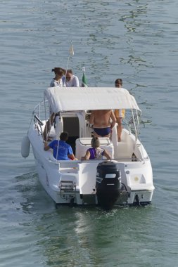 İtalya, Sicilya, Akdeniz, Marina di Ragusa (Ragusa Eyaleti); 1 Eylül 2019, limanda bir motorlu teknede insanlar - Editörden