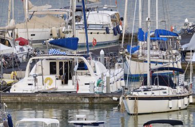 İtalya, Sicilya, Akdeniz, Marina di Ragusa (Ragusa Eyaleti); 4 Eylül 2019, limanda yelkenli tekneler - Editörden