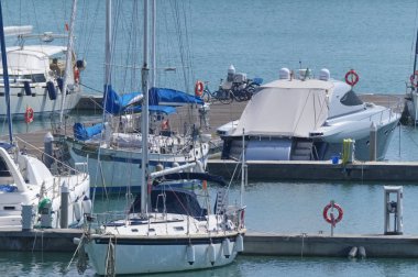 İtalya, Sicilya, Akdeniz, Marina di Ragusa (Ragusa Eyaleti); 6 Eylül 2019, limanda lüks yatlar - Editörden