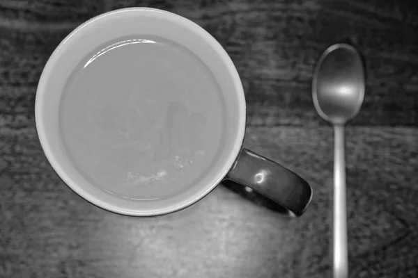 Ένα Φλιτζάνι Γάλα Και Καφέ Ένα Ξύλινο Τραπέζι — Φωτογραφία Αρχείου