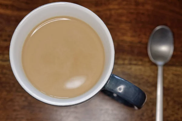 Ahşap Bir Masada Bir Fincan Süt Kahve — Stok fotoğraf