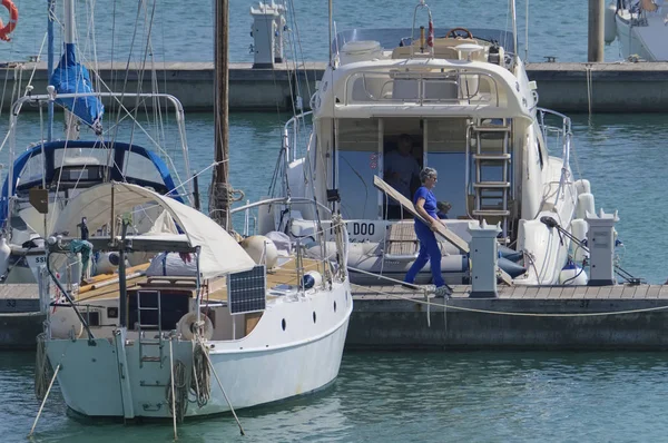 İtalya, Sicilya, Akdeniz, Marina di Ragusa (Ragusa Eyaleti); 6 Eylül 2019' da limanda insanlar ve lüks yatlar - Editörden