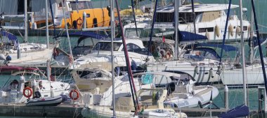 İtalya, Sicilya, Akdeniz, Marina di Ragusa (Ragusa Eyaleti); 7 Eylül 2019, limanda motorlu tekneler ve lüks yatlar - Editörden