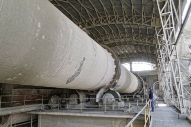 İtalya, Spoleto; 23 Kasım 2009, işçi ve bir çimento fabrikasının yüksek fırın - Editörden