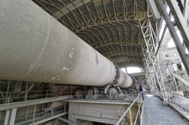 İtalya, Spoleto; 23 Kasım 2009, işçi ve bir çimento fabrikasının yüksek fırın - Editörden