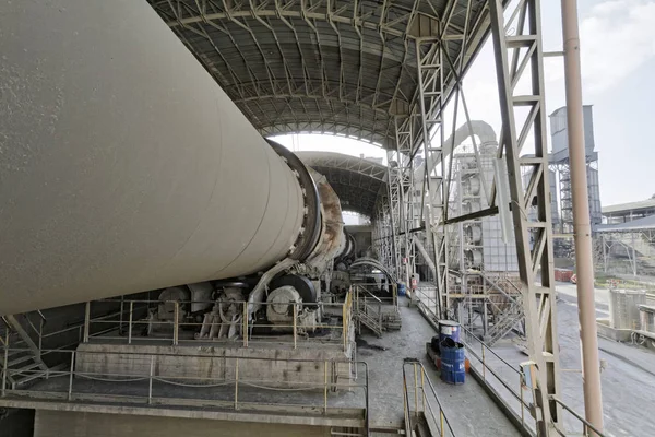 İtalya, Spoleto; 23 Kasım 2009, çimento fabrikası - Editörden