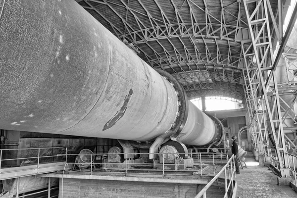 İtalya, Spoleto; 23 Kasım 2009, işçi ve bir çimento fabrikasının yüksek fırın - Editörden