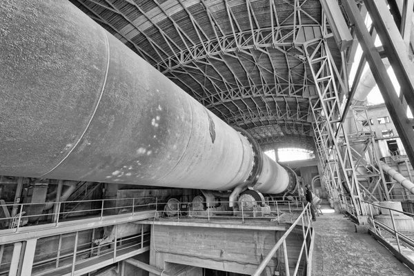 İtalya, Spoleto; 23 Kasım 2009, işçi ve bir çimento fabrikasının yüksek fırın - Editörden