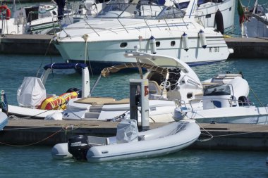 İtalya, Sicilya, Akdeniz, Marina di Ragusa (Ragusa Eyaleti); 8 Eylül 2019, limanda motorlu tekneler ve lüks yatlar - Editörden