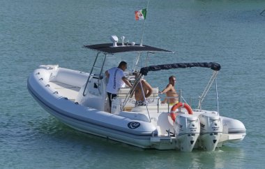 İtalya, Sicilya, Akdeniz, Marina di Ragusa (Ragusa Eyaleti); 8 Eylül 2019, limanda lastik botta insanlar - Editörden