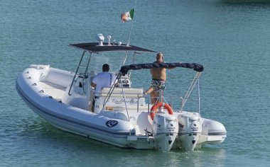 İtalya, Sicilya, Akdeniz, Marina di Ragusa (Ragusa Eyaleti); 8 Eylül 2019, limanda lastik botta insanlar - Editörden