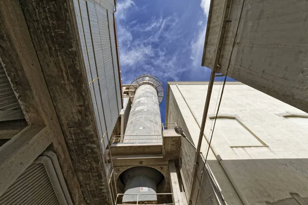 Talya Spoleto Bir Çimento Fabrikası Baca Görünümü — Stok fotoğraf