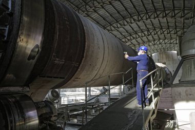 İtalya, Spoleto, işçi bir çimento fabrikasının yüksek fırın kontrol