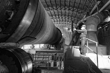 İtalya, Spoleto, işçi bir çimento fabrikasının yüksek fırın kontrol